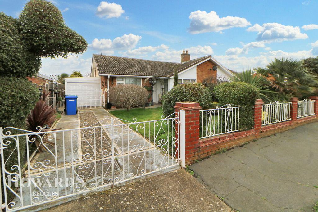 Worell Drive, Beccles 3 bed semidetached bungalow for sale £280,000
