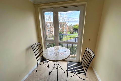 1 bedroom flat for sale, Rertirement flat on Stour Road, Christchurch