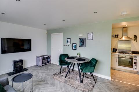 2 bedroom flat for sale, The Square, Horsforth, Leeds, West Yorkshire, LS18