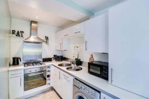 2 bedroom flat for sale, The Square, Horsforth, Leeds, West Yorkshire, LS18