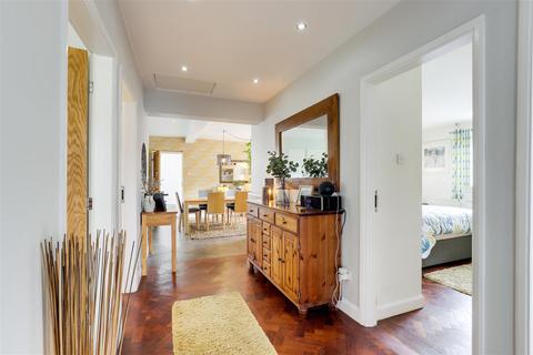 122 Wollaton Vale, Nottingham, NG8 2PN