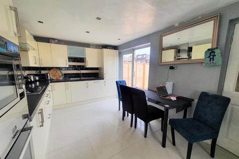 3 bedroom property for sale, Laird Avenue, Grays