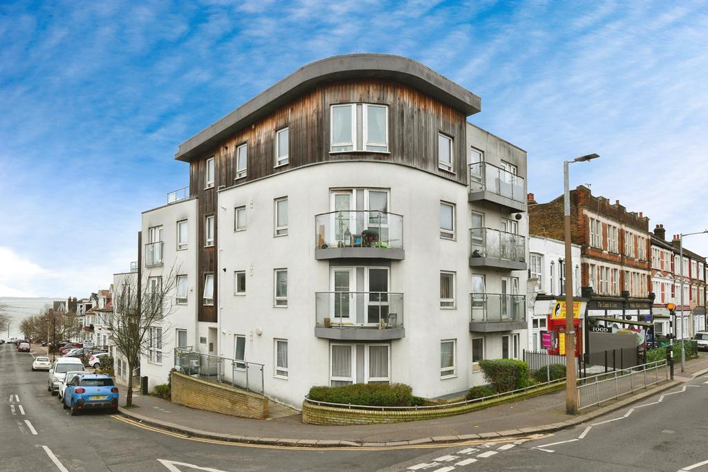 Palmerston Road, Westcliffonsea, SS0 2 bed flat for sale £150,000