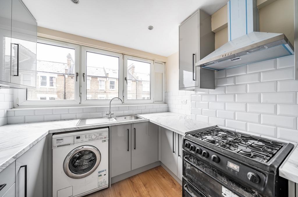 Paulet Road Camberwell SE5 4 bed maisonette to rent - £2,550 pcm (£588 pw)