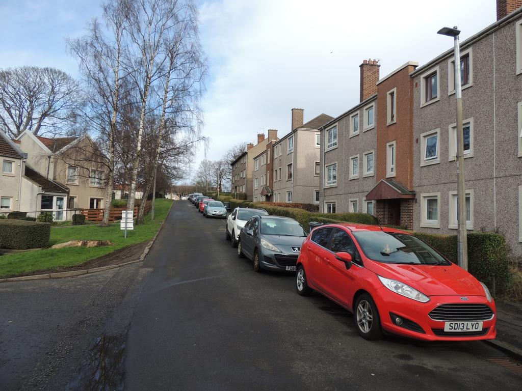 12, Dunsmuir Court, Edinburgh, EH12 7TD 2 bed flat £1,200 pcm (£277 pw)