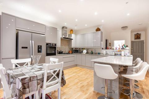 4 bedroom flat for sale - Chatsworth Road, Willesden Green, London, NW2