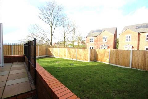 4 bedroom detached house to rent, High View, Parkway, Brown Edge