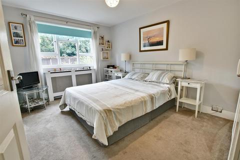 2 bedroom ground floor flat for sale, Martins Road, Bromley BR2
