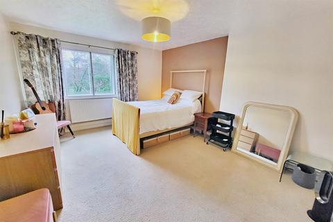 Flat 4, The Moorings, 40 Talbot Avenue, Bournemouth, BH3 7HZ