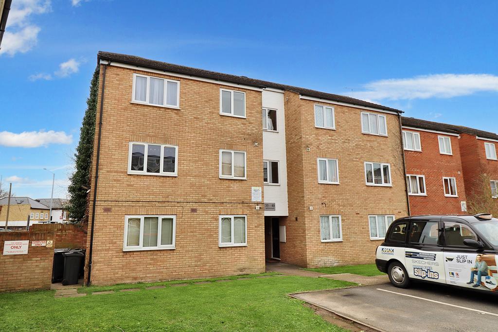 Benyon Path, South Ockendon RM15 2 bed apartment for sale - £190,000