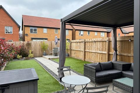 2 bedroom townhouse for sale, Yarn Field Close, Royton