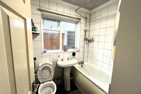 36 Oak Way, Feltham, TW14 8AS