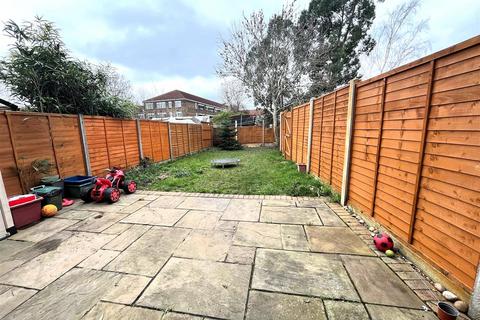 36 Oak Way, Feltham, TW14 8AS
