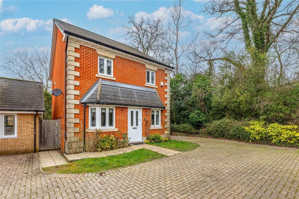 Juniper Close, Oxted, Surrey, RH8 3 bed detached house for sale £599,950