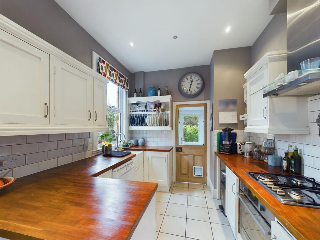 Lutterworth Road, Abington, Northampton NN1 5JR 3 bed terraced house