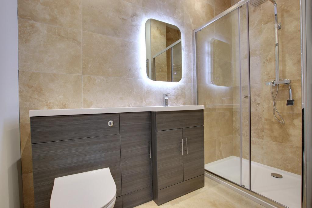 En suite bedroom 2