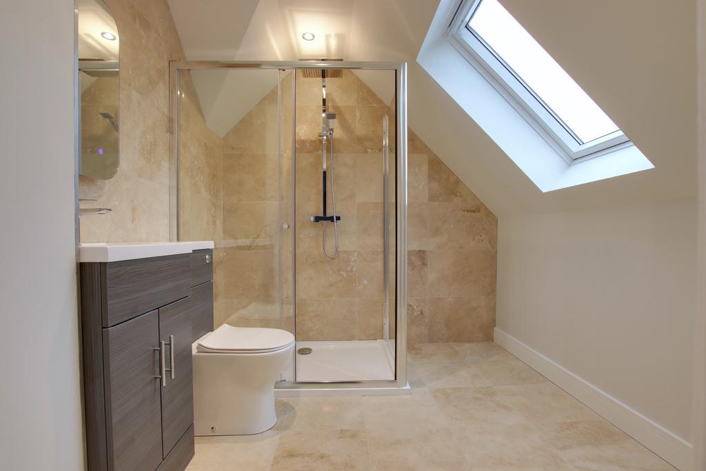 En suite bedroom 1