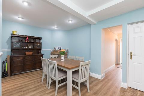 25 Copse Close, East Grinstead, RH19 3EF