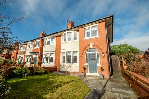 3 bedroom end of terrace house for sale - Kingsway, Lytham St. Annes, FY8