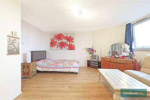 Studio for sale, Tamar Square, Woodford Green IG8