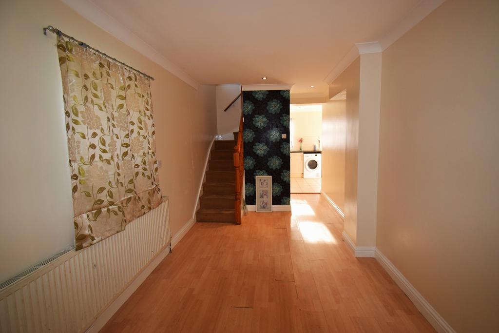 Arundel Drive, Harrow HA2 2 bed terraced house £1,700 pcm (£392 pw)