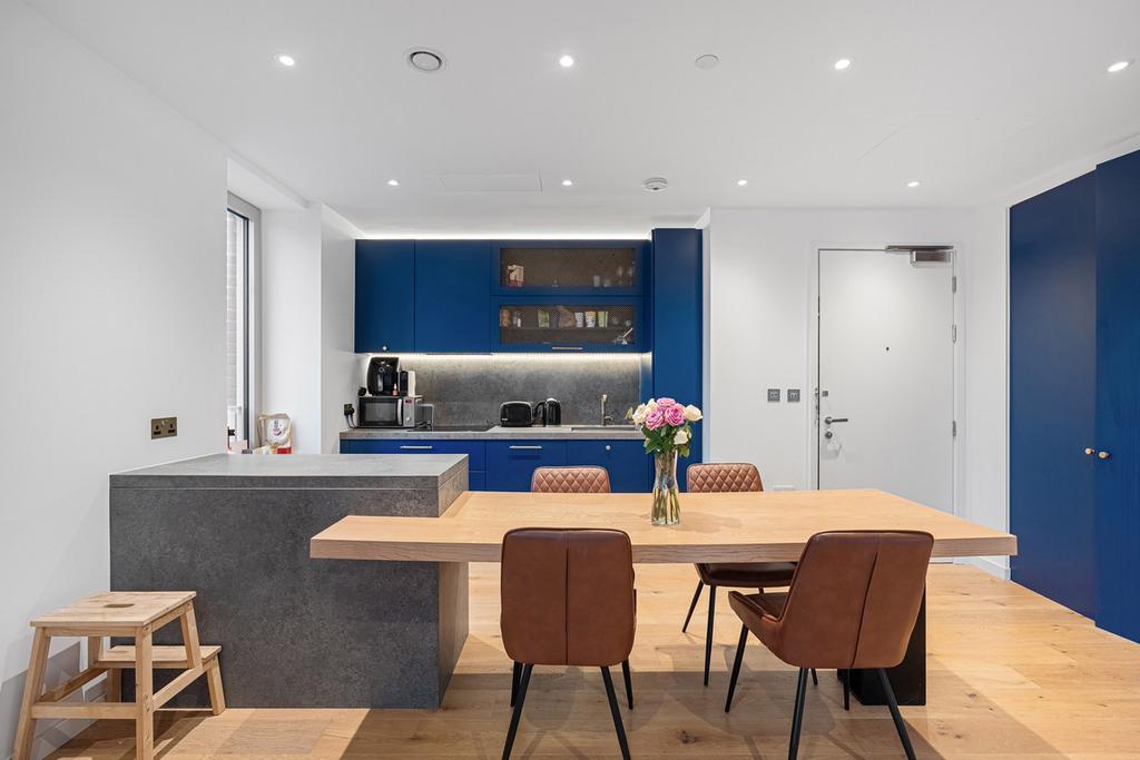 Good Luck Hope Walk, London, E14 2 bed apartment £2,750 pcm (£635 pw)
