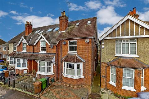 3 bedroom end of terrace house for sale - Church Road, Horley, Surrey