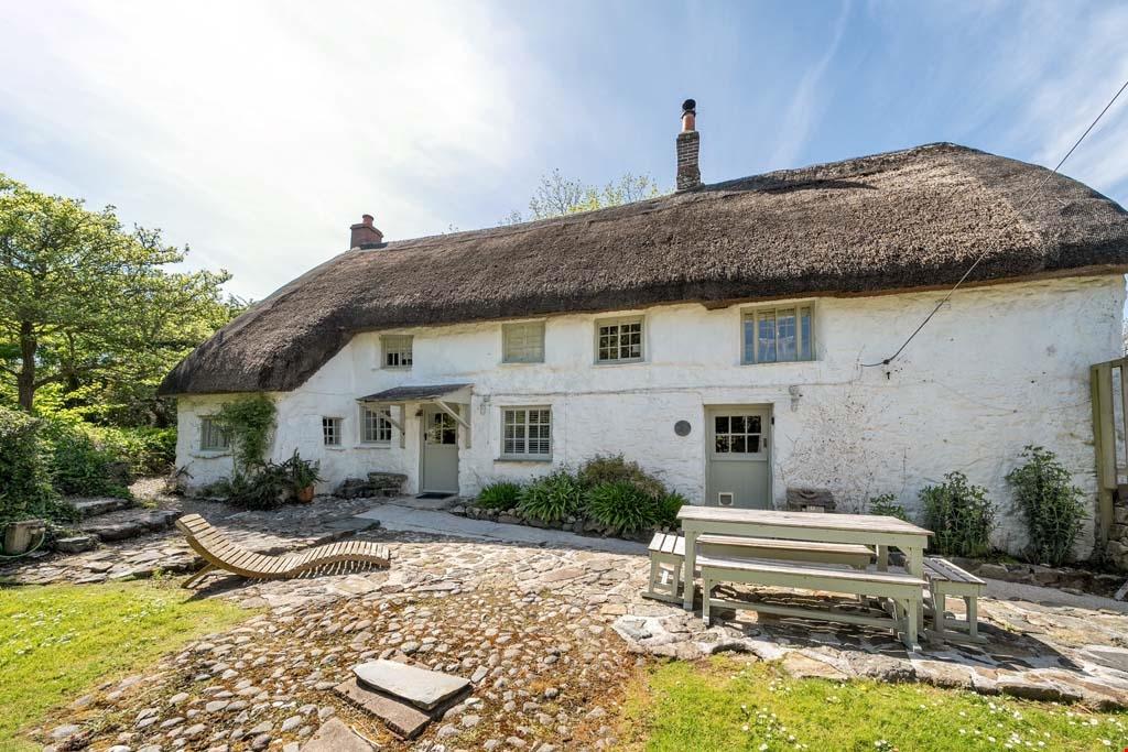 Mullion, Lizard Peninsula, Cornwall 3 bed detached house for sale £
