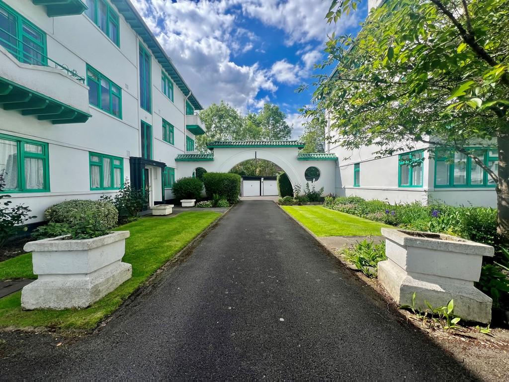 Elm Park Court, Pinner HA5 2 bed apartment £1,750 pcm (£404 pw)