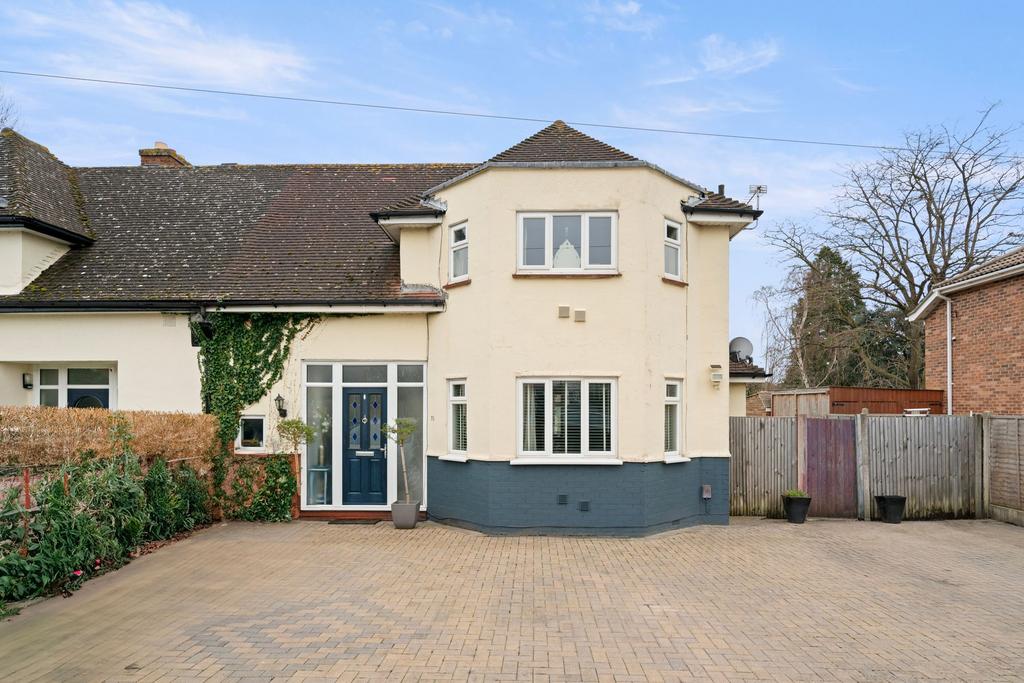 Worple Road, StainesUponThames, TW18 3 bed semidetached house for