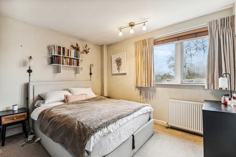 2 bedroom flat for sale, St. Mary le Park Court, Parkgate Road, London