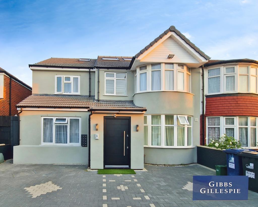 David Avenue, Greenford 2 bed flat £2,100 pcm (£485 pw)