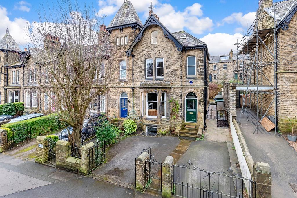 Grove Road, Ilkley, West Yorkshire, LS29 5 bed end of terrace house for