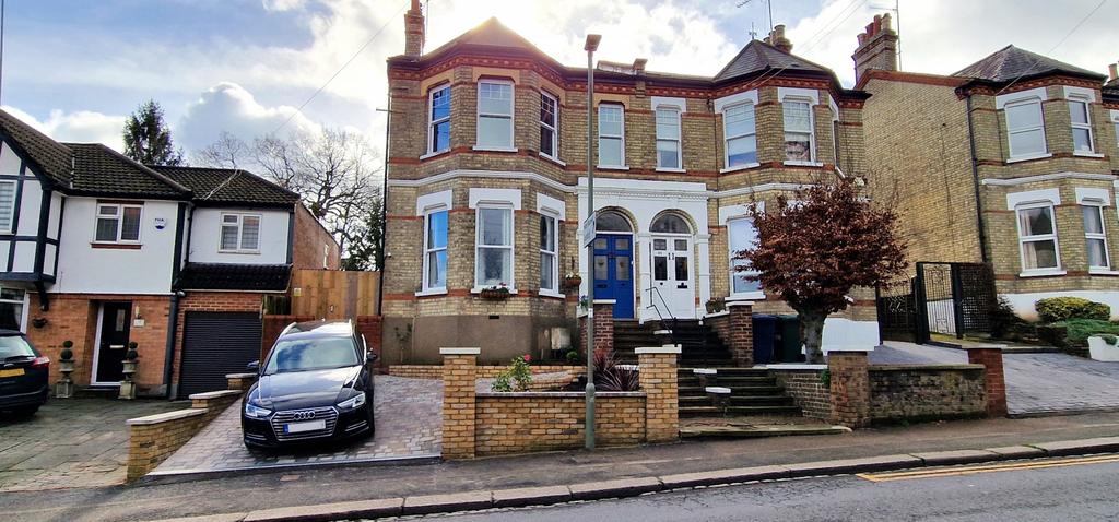 2 Bedroom Victorian Converted First Flat with Gar