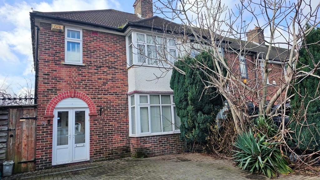 South Park Crescent, Catford, London, SE6 3 bed end of terrace house
