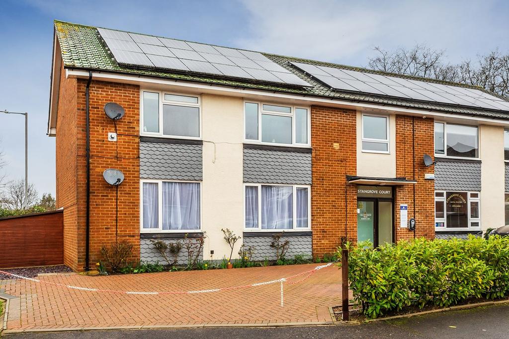 Stangrove Road, Edenbridge, TN8 2 bed flat for sale £285,000