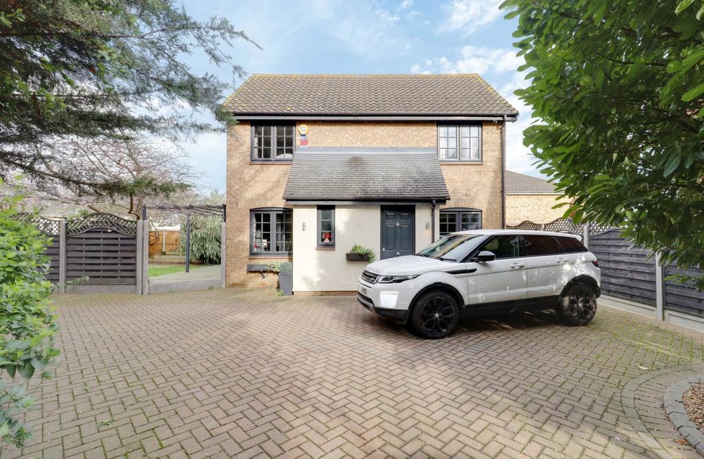 Findon Gardens, Rainham RM13 4 bed detached house for sale £650,000