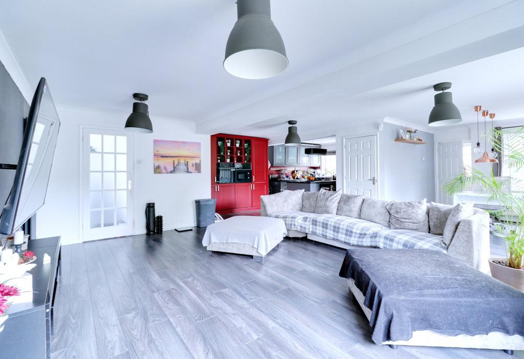 Findon Gardens, Rainham RM13 4 bed detached house for sale £650,000