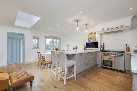 20 Midhurst Road, London, W13 9XT