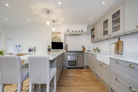 20 Midhurst Road, London, W13 9XT