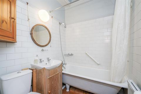 20 Midhurst Road, London, W13 9XT