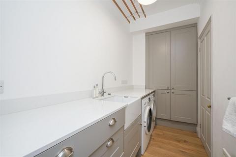 20 Midhurst Road, London, W13 9XT