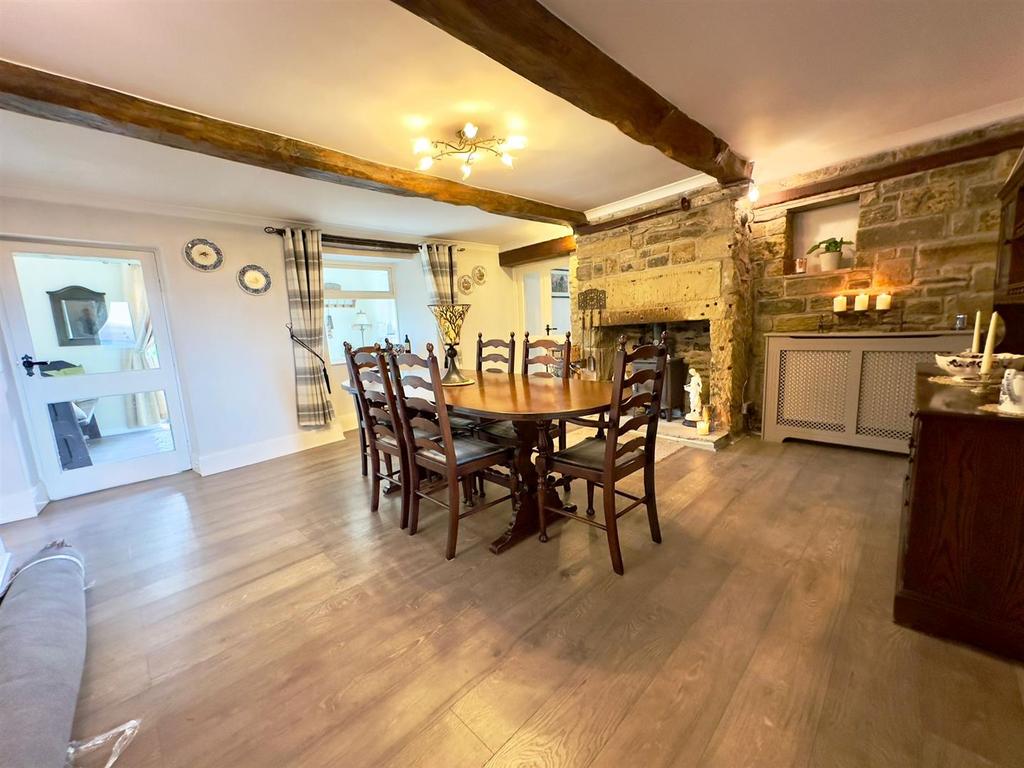 Dining room 2.jpeg