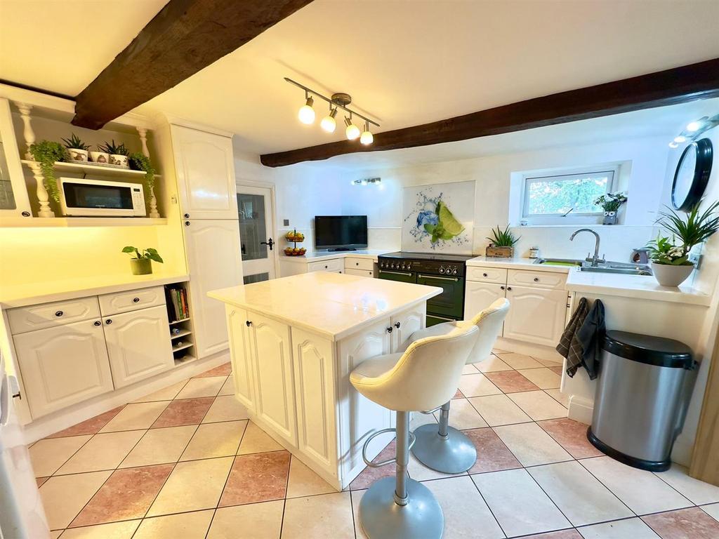 Kitchen 2.jpeg