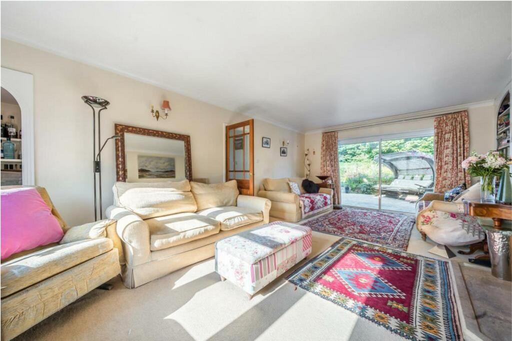 SITTING ROOM.jpg