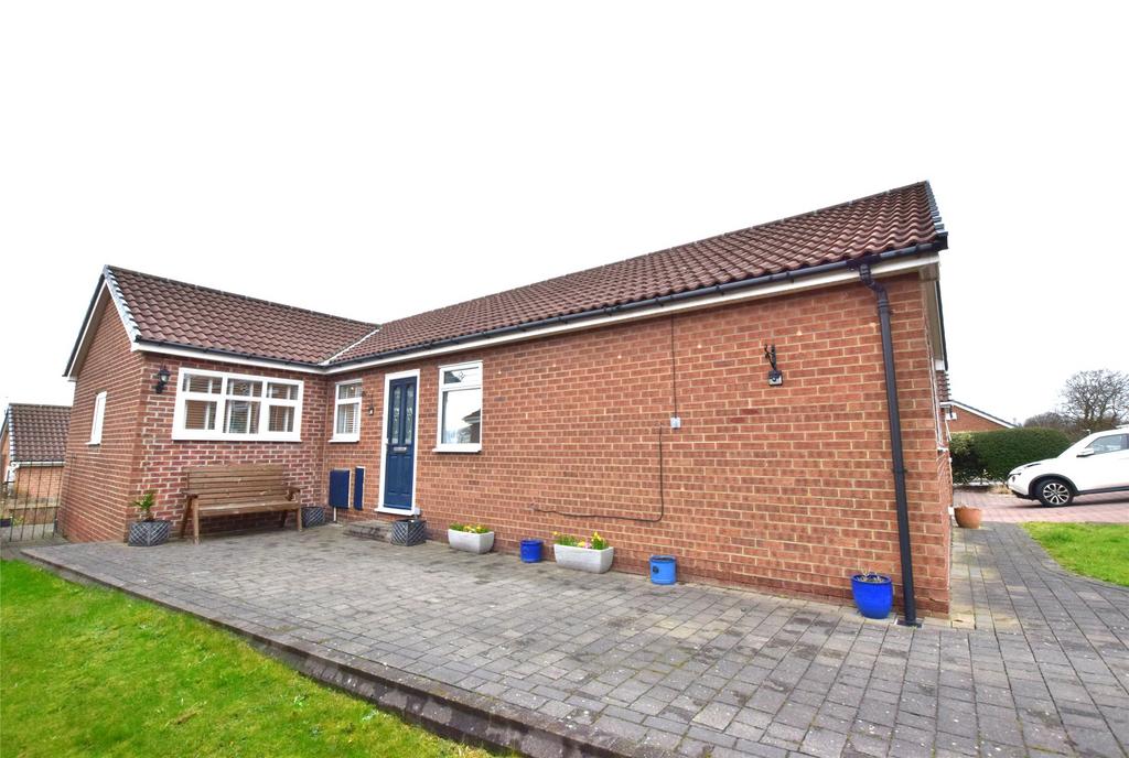Carrsyde Close, Whickham, Newcastle... 3 bed bungalow £1,200 pcm (£