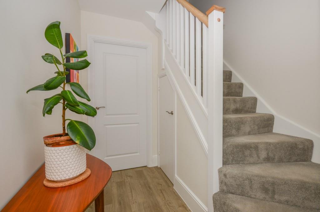 Entrance hall pic 2.jpg
