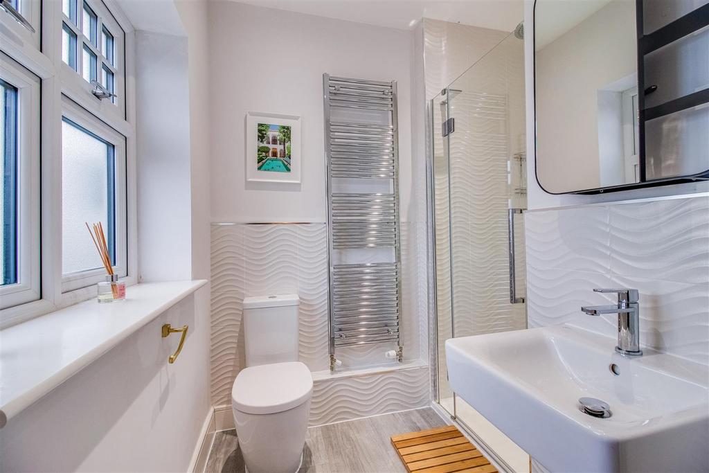 En suite shower room/w.c.
