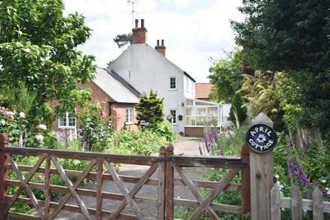 3 bedroom cottage for sale, Ferry Lane, Carlton-On-Trent, Newark