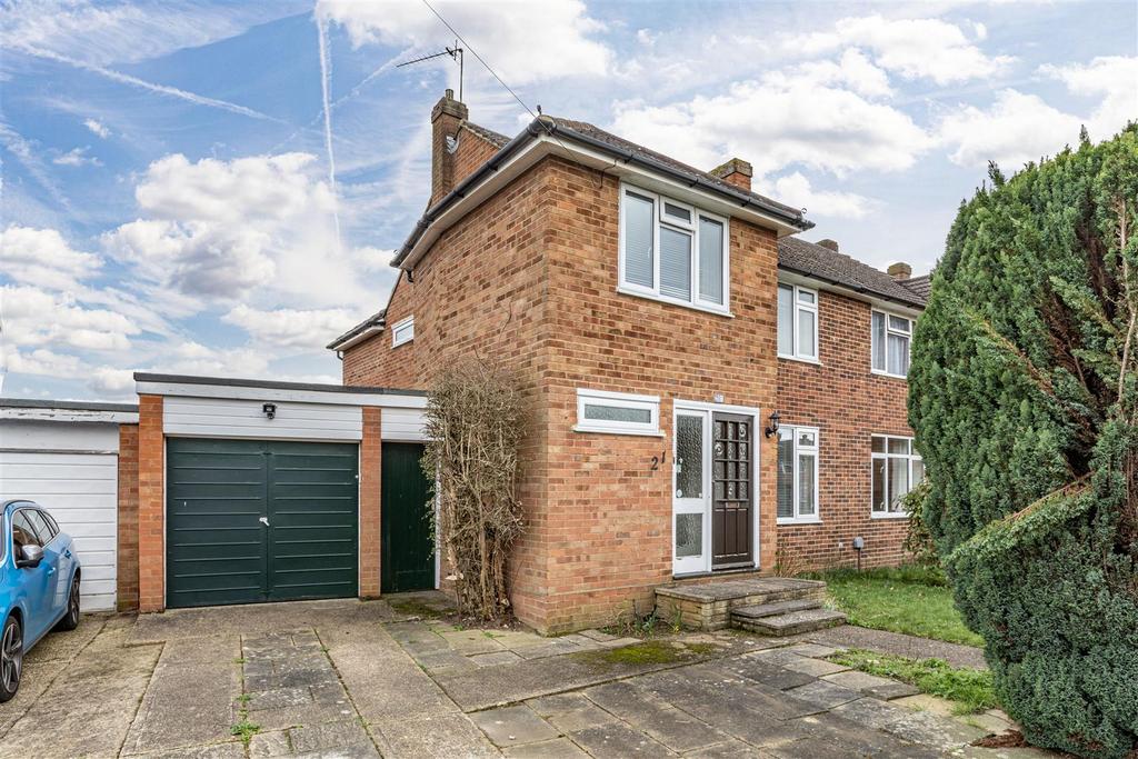 Fullerton Close, West Byfleet KT14 3 bed semidetached house for sale